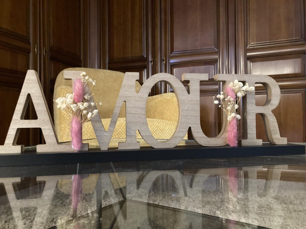 objet de déco en bois "amour"sur table de mezzanine